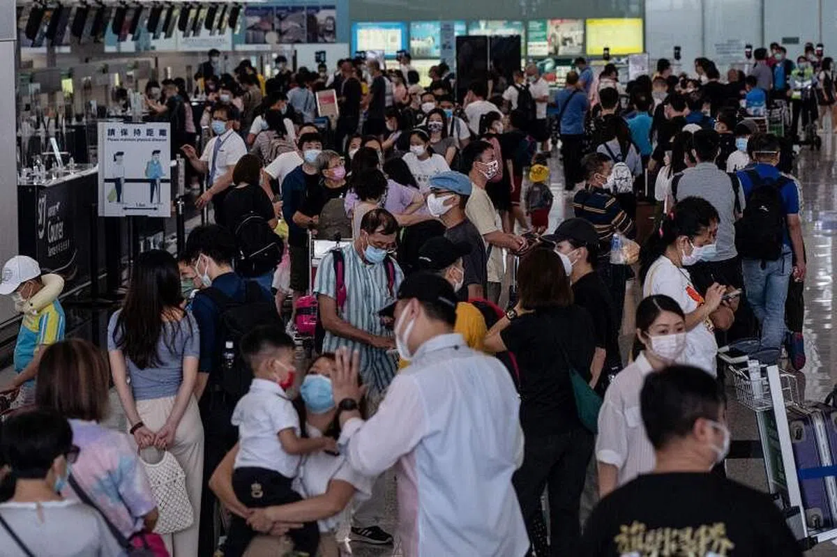 英国2021年推出对香港BNO护照持有人的签证计划，引发香港新一轮移民潮。图为2021年7月，香港机场飞往伦敦的柜台前挤满了人。（法新社）