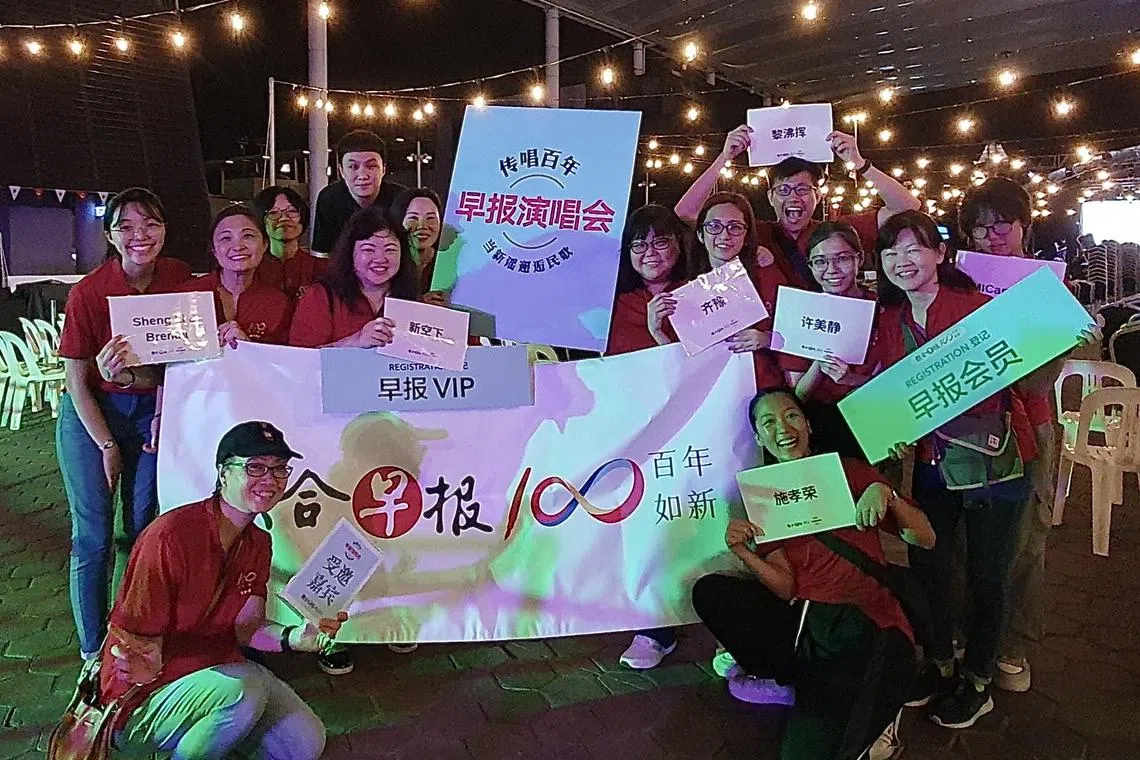 今年7月8日和9日，5000多名观众与早报相约在新加坡体育城华侨银行广场齐唱经典老歌，共度难忘的夜晚。图为筹委会成员及其他同仁在演唱会后合影留念。（游桂娥提供）