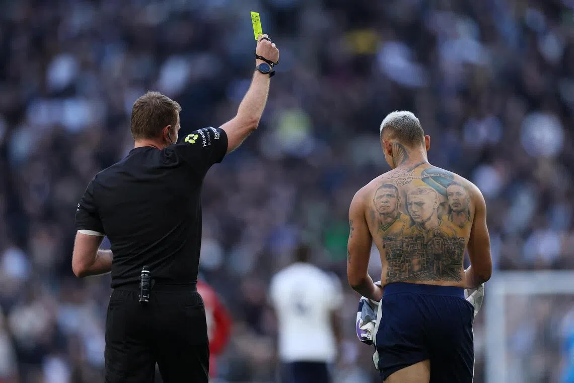 进球后，巴西前锋理查利森（右）激动脱衣庆祝，为此还吃到一张黄卡。值得一提的是，他背后纹的半身像从左至右分别是巴西足球传奇罗纳尔多、他自己和巴西球星内马尔。（路透社）