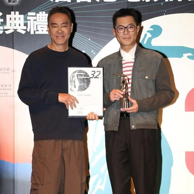 古天乐（右）从刘青云手上接过“最佳男演员”奖项。（互联网）