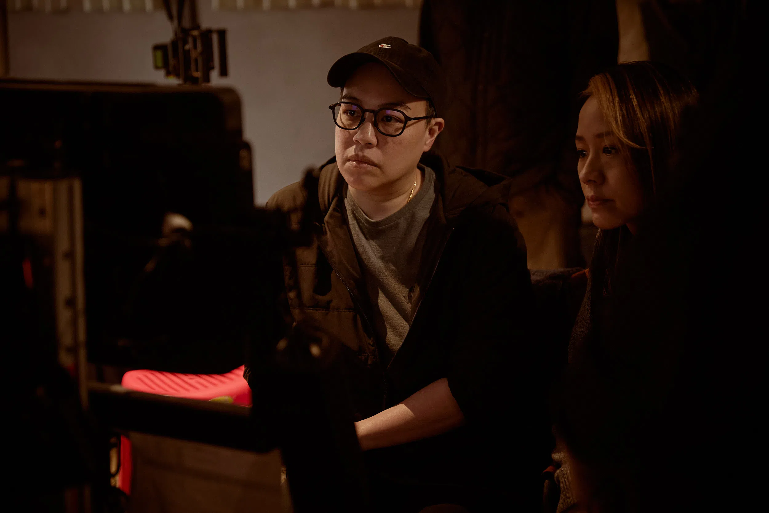 导演黄熙（左）和林嘉欣在现场拍摄后看回放。（新加坡华语电影节提供）