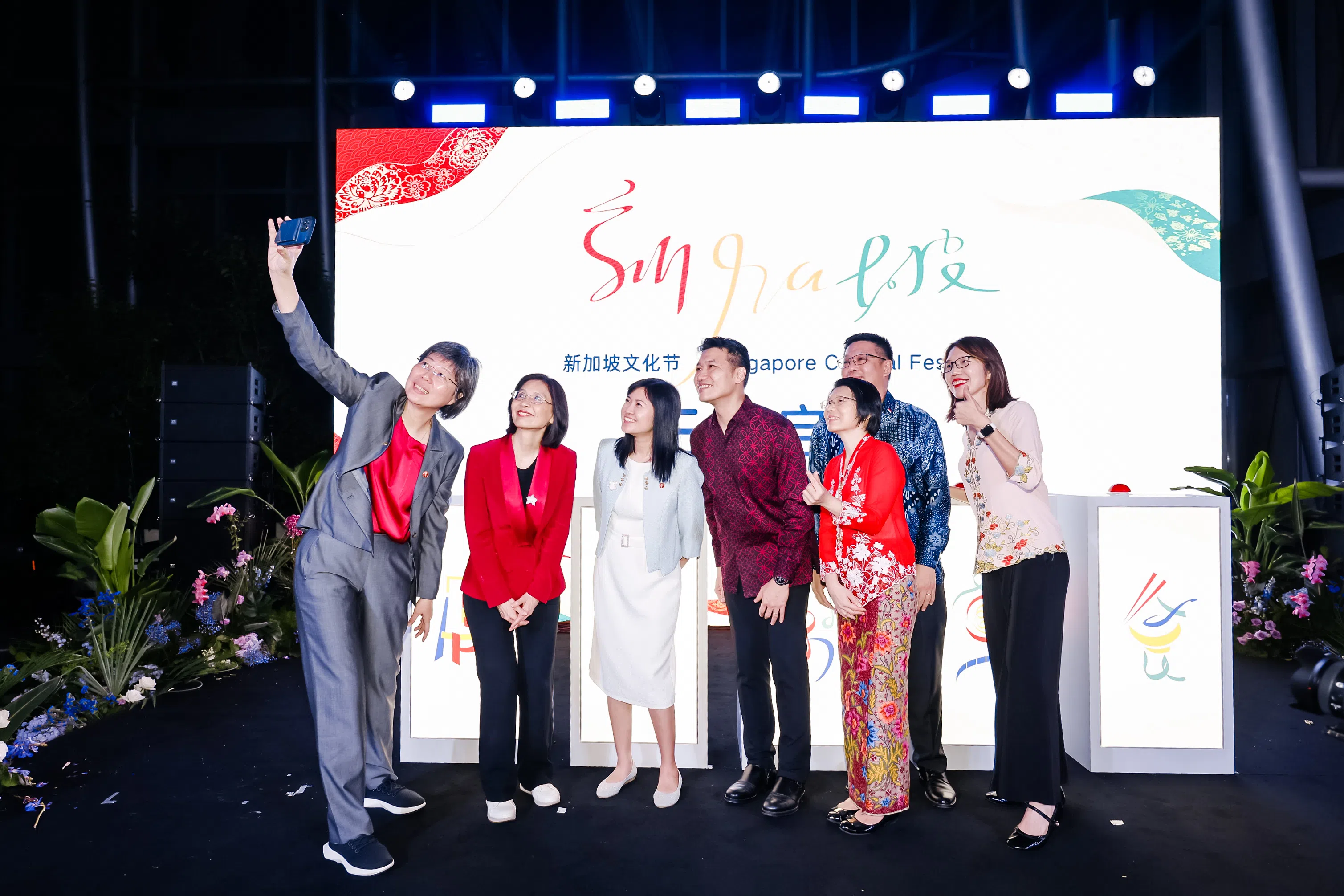 文化节开幕仪式上，新报业媒体华文媒体集团社长李慧玲（左一起）与新加坡国家文物局局长章慧霓，《联合早报》总编辑洪奕婷，新加坡文化、社区及青年部长兼教育部第二部长梁振伟，文化、社区及青年部常任秘书张静文，新加坡驻上海总领事陈子勤，以及新报业媒体华文媒体集团副社长罗文燕自拍合影。（主办方提供）