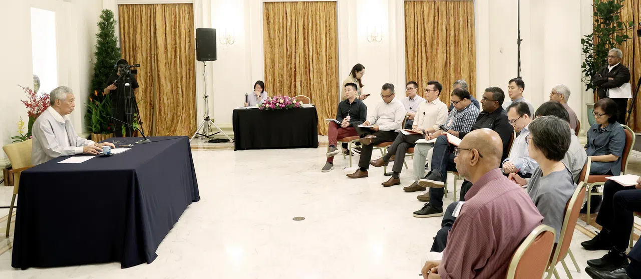 李总理（左）2023年7月17日就国会议长陈川仁和议员钟丽慧辞职并退出人民行动党一事，在总统府召开记者会。 （档案照片）