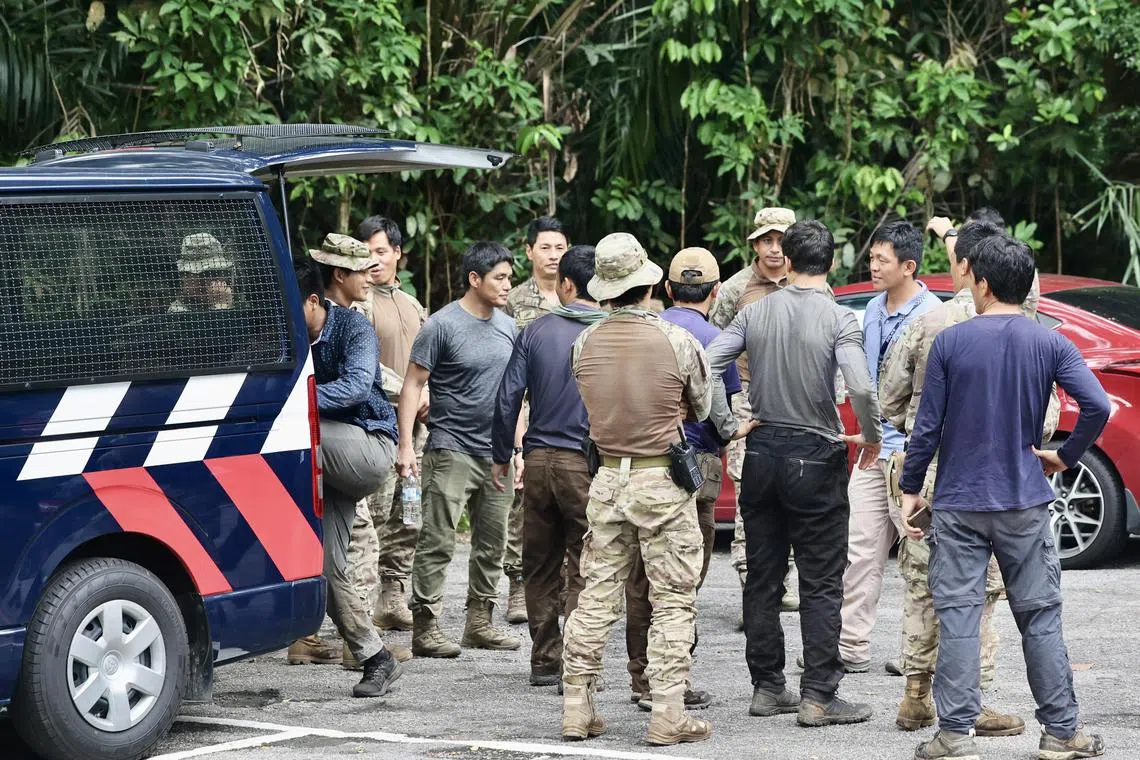 大批警力在武吉巴督自然公园执法。（陈斌勤摄）