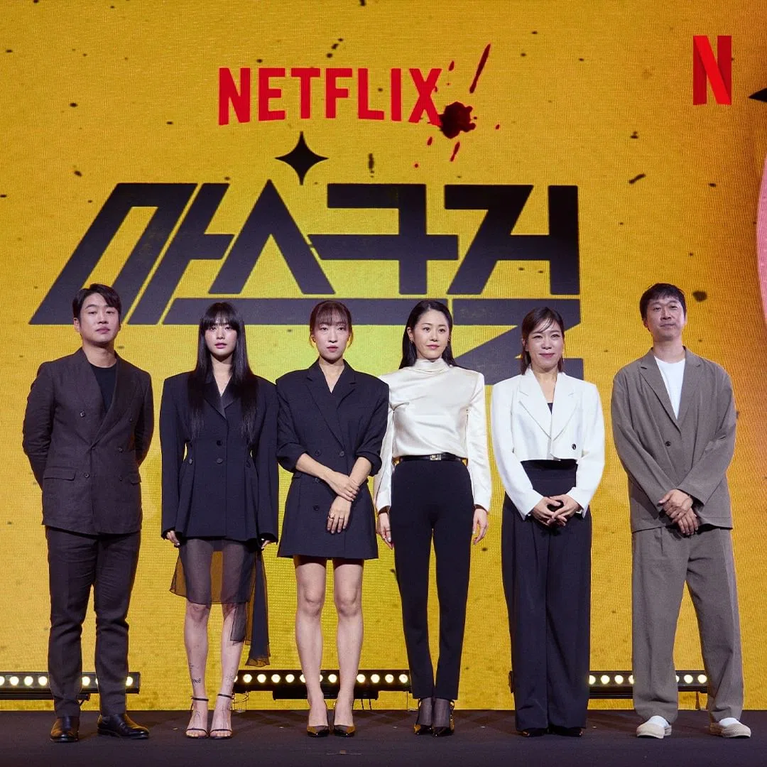 《假面女郎》主角（左起）安宰弘、Nana、李寒星、高贤廷、廉蕙兰及导演金容勋出席在首尔举行的记者会。（取自Netflix韩国IG）