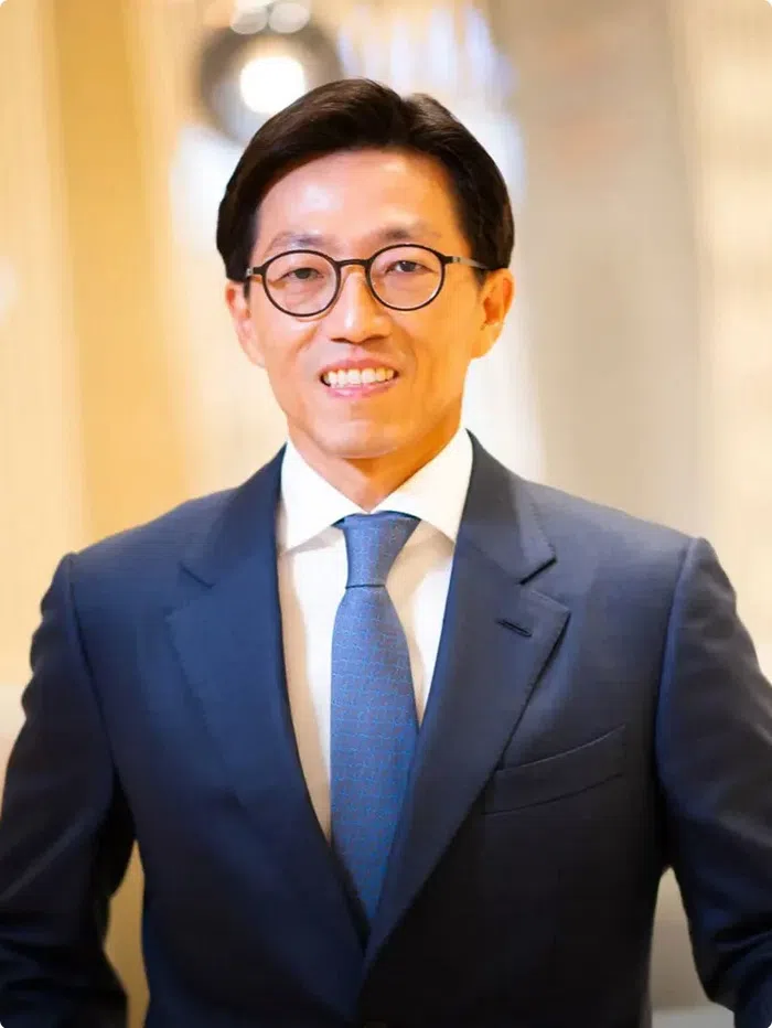 泰国Tanachira集团总裁塔纳蓬被品牌主打的独特图案吸引，决定引进亚洲。（Tanachira集团提供）
