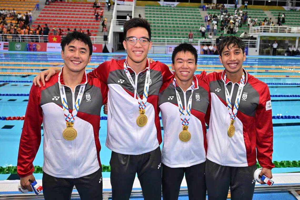 我国泳将柯正文（左起）、李君杰、陈永进和阿尔迪在男子4X100米自由泳接力，刷新大会纪录并夺冠。（路透社）