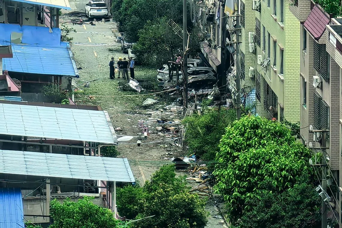 救援人员星期四（6月11日）在现场拉起警戒线，进行人员登记。爆炸点位设施受损严重，现场一片狼藉。（中新社）