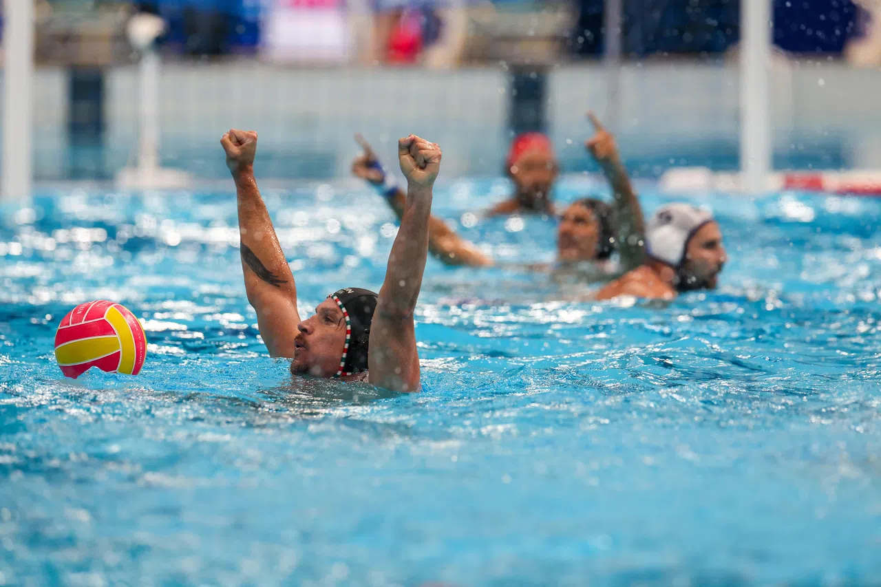 匈牙利球员（黑帽）在艰难取胜后举起双手庆祝。（白艳琳摄）