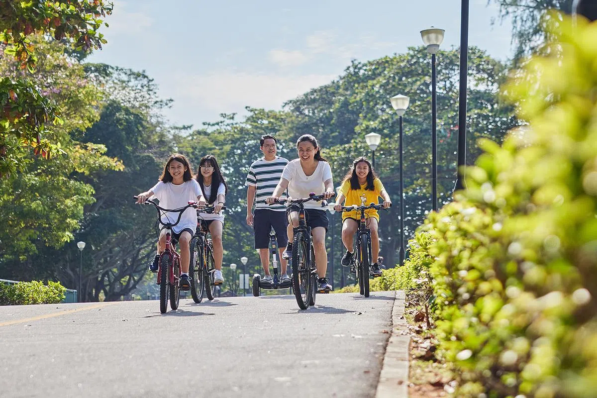 蔡瑾瑜一家五口也和许多国人一样，享受在东海岸骑行的乐趣。（图/新报业媒体）