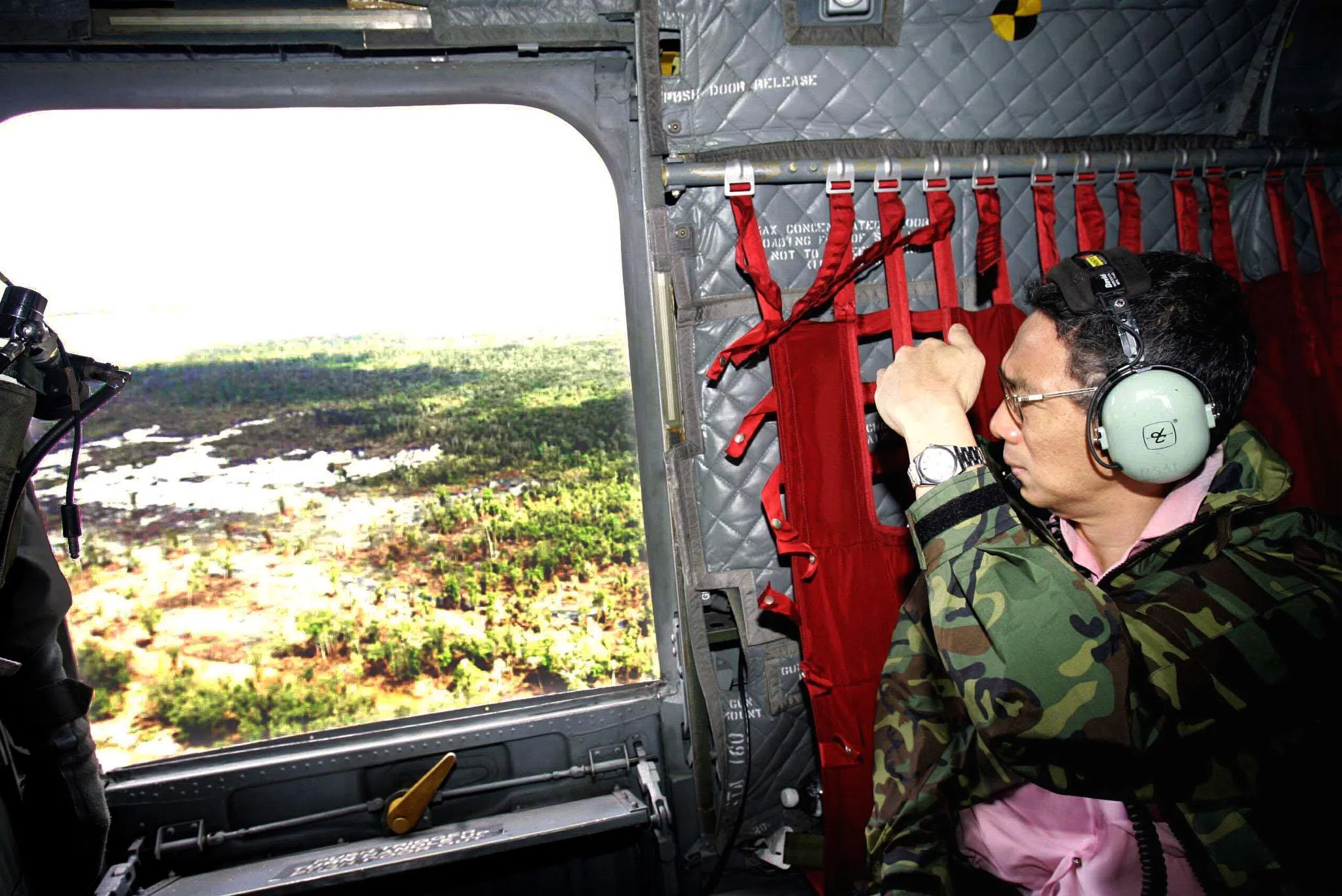 2004年的印度洋大海啸，印度尼西亚的米拉务是重灾区，图为李显龙乘坐我国空军的契努克直升机，飞往灾区了解情况。（档案照片）