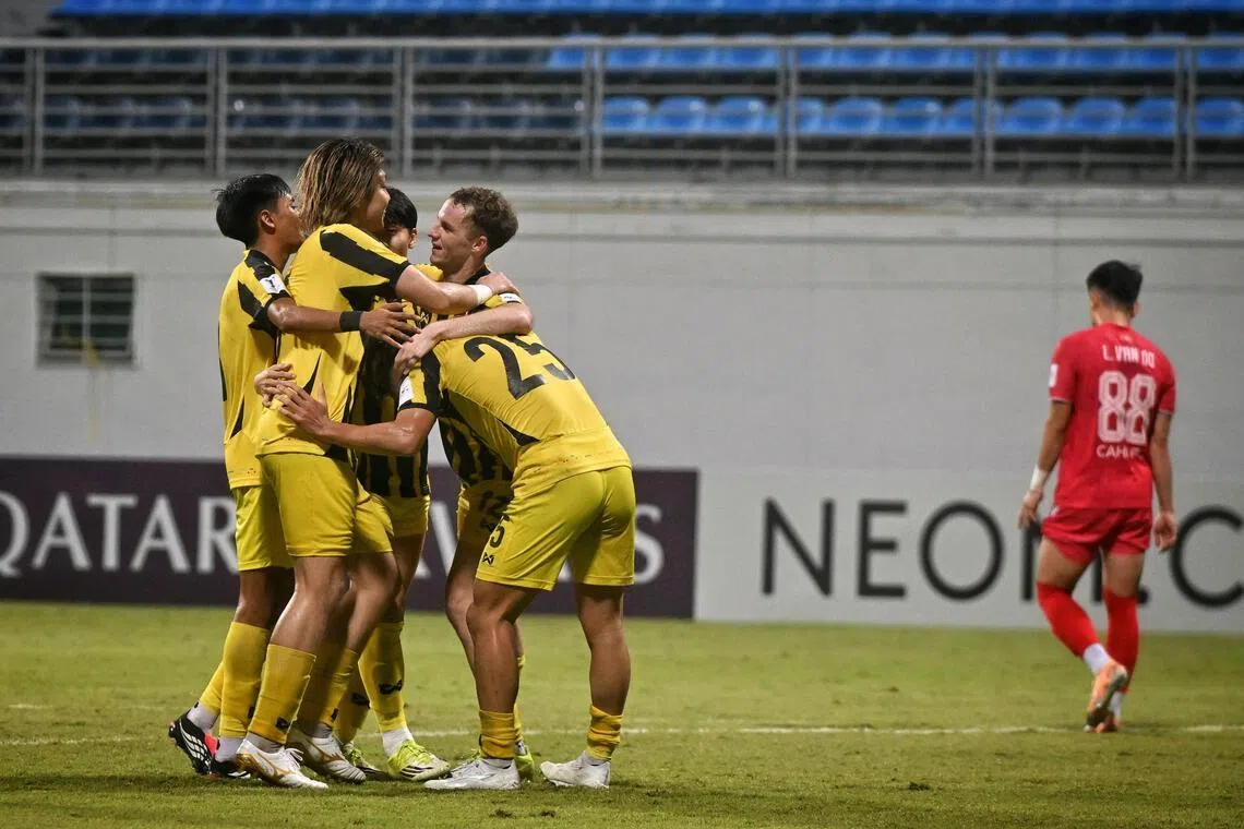 从濒临出局到惊喜晋级，淡滨尼流浪（黑黄衣）重演狮城水手的逆转戏码，在亚冠二级赛场更进一步。（海峡时报）