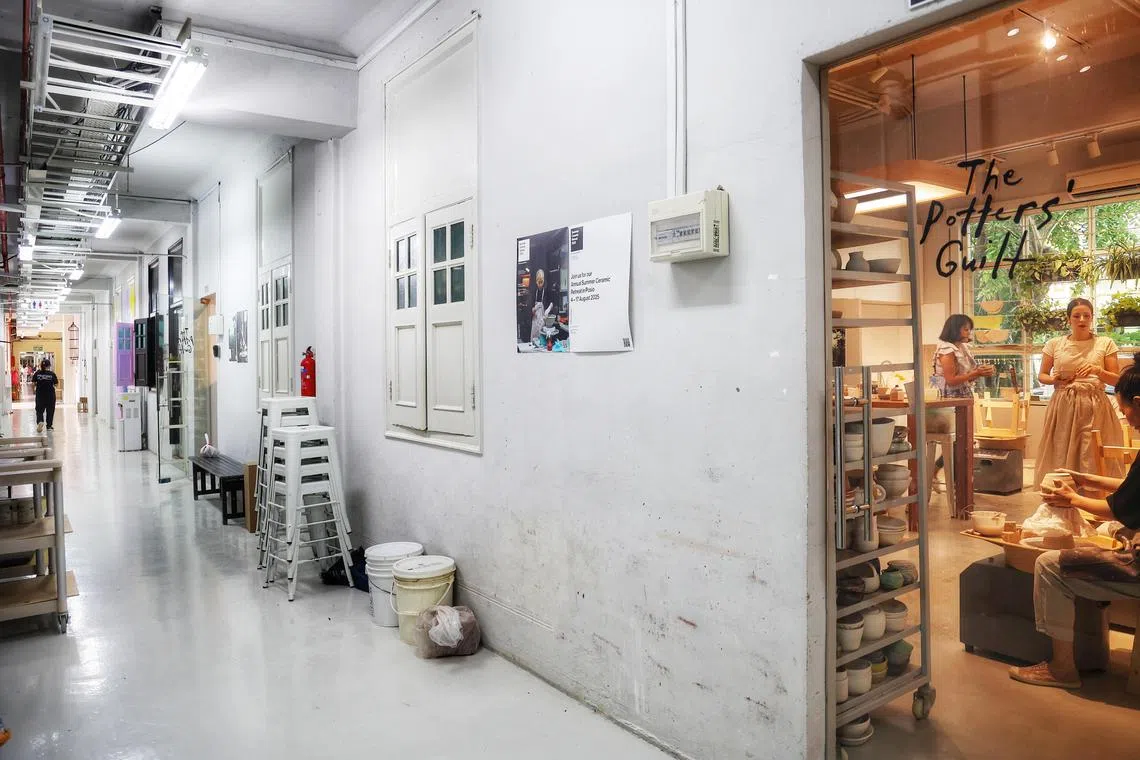 不少艺术家选择将体验工作室开在珍珠山台195号，让公众有机会接触到不同形式的艺术，其中包括珠宝制作、陶艺和绘画工坊等。（郑一鸣摄）