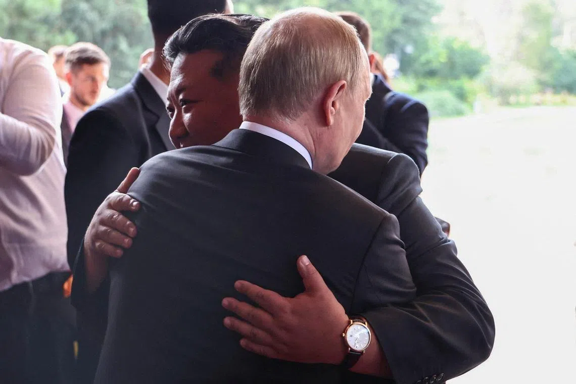 金正恩周三与普京在北京拥抱时，被拍到他手戴名表。（路透社）