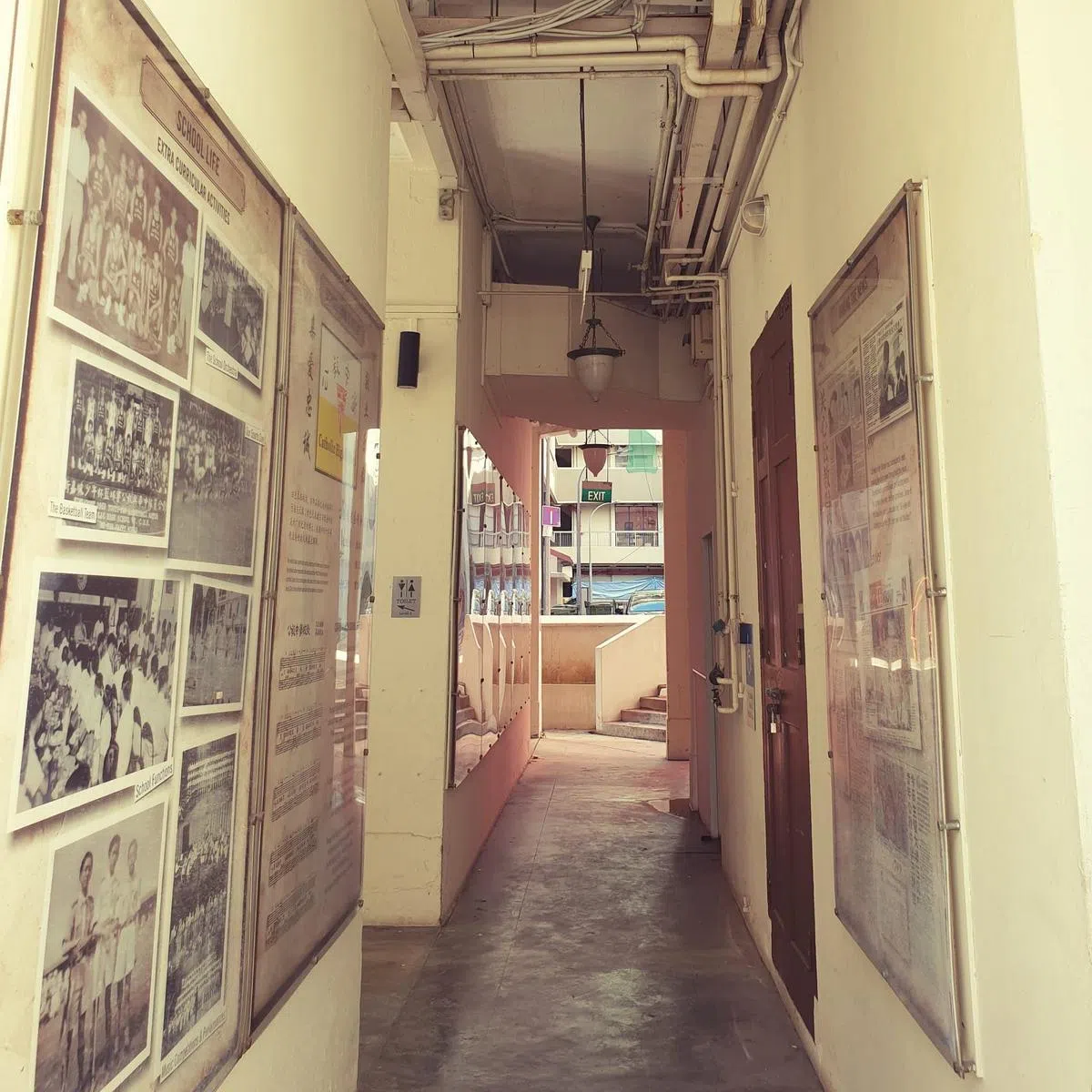 公教中学成列校史的走廊看板。（受访者提供） 