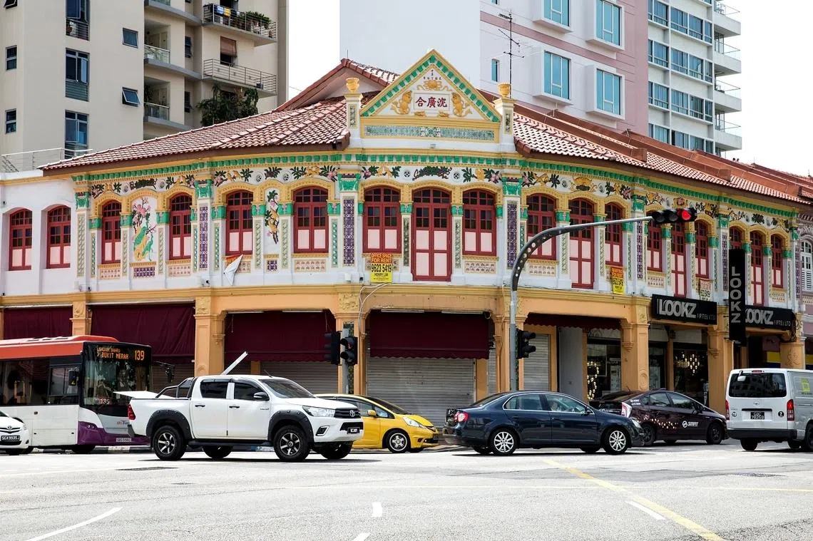 哪怕楼下的店家换了又换，经过车水马龙的马里士他，你还是会注意到这排色彩鲜艳的店屋。（档案照）