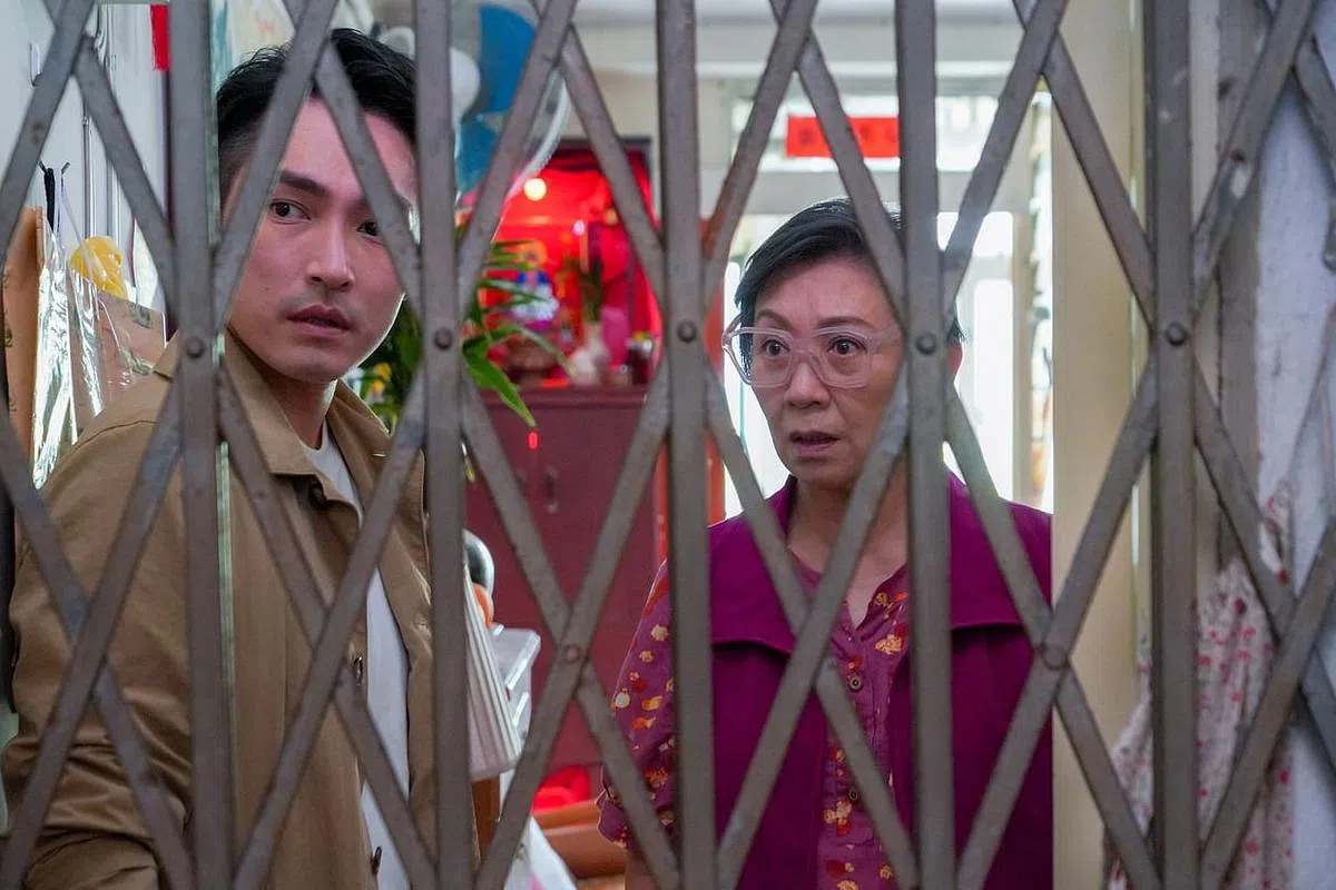 闵家宝（林景程饰，左）带妻儿移居日本，将妈妈（鲍起静饰）独留香港。