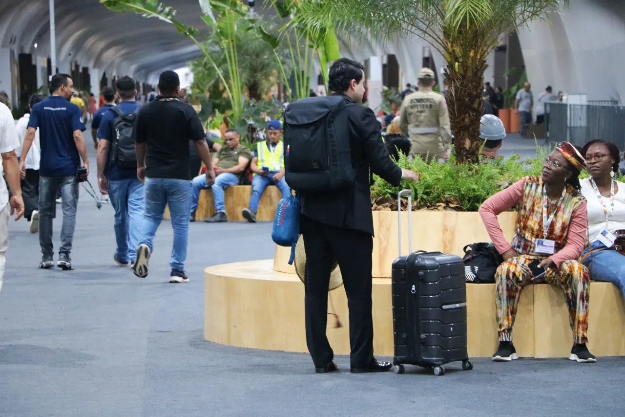 COP30进入加时协商阶段，一些与会者干脆把行李带到现场，以便大会结束后就直赴机场。（蔡玮谦摄）