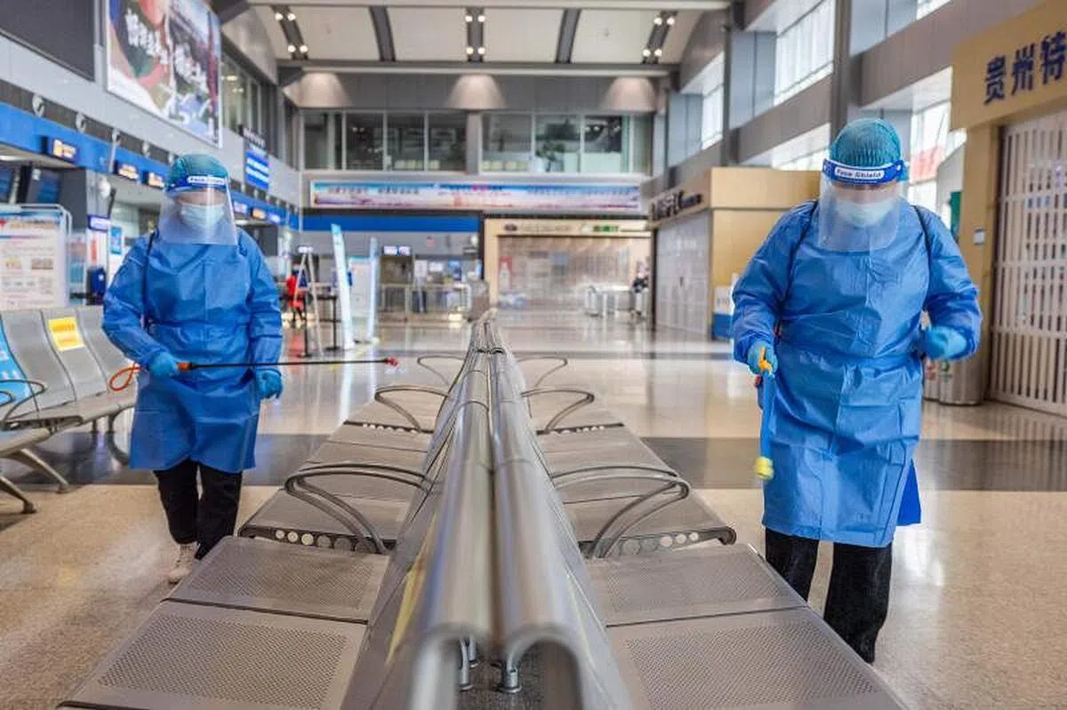 《人民日报》的文章呼吁民众增强对疫情防控政策的信心和耐心，并强调“躺平没有出路，坚持就是胜利”。图为工作人员星期一在贵州的毕节飞雄机场进行消毒工作。（法新社）