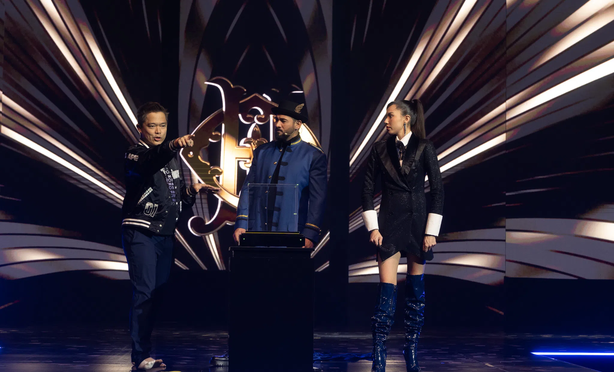 郑建国（左起）在片场为主演的Sharnaz Ahmad和Amelia Henderson讲戏。（嘉华院线提供）