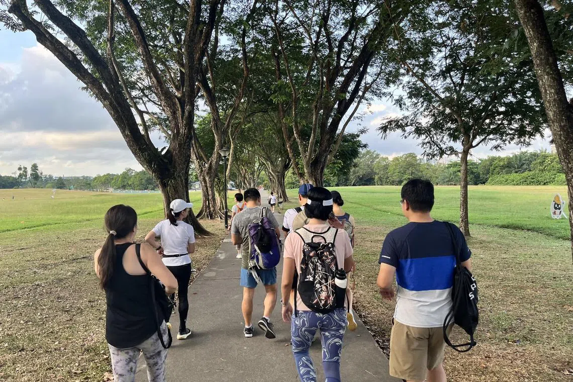 上午7时30分在裕华园地铁站集合后，环岛小组往皇后巴刹与熟食中心前进。（陈映蓁摄）