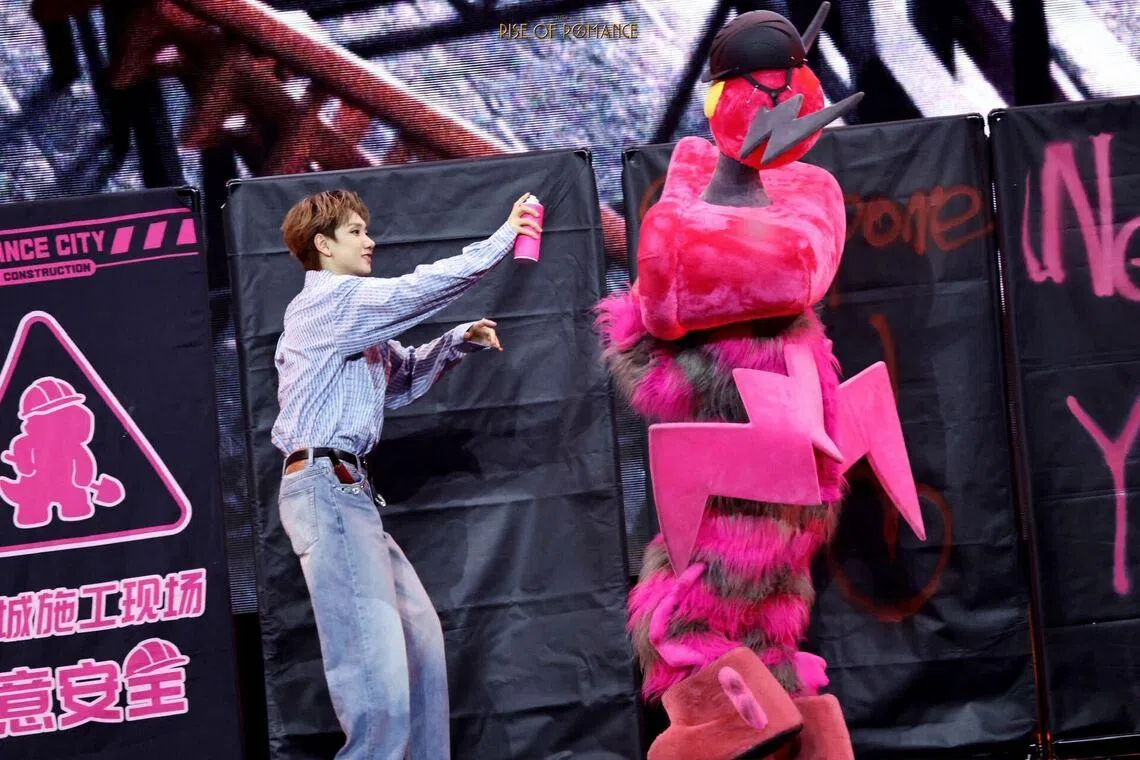 汪苏泷与吉祥物大呲花之间的可爱互动。（Live Nation提供）