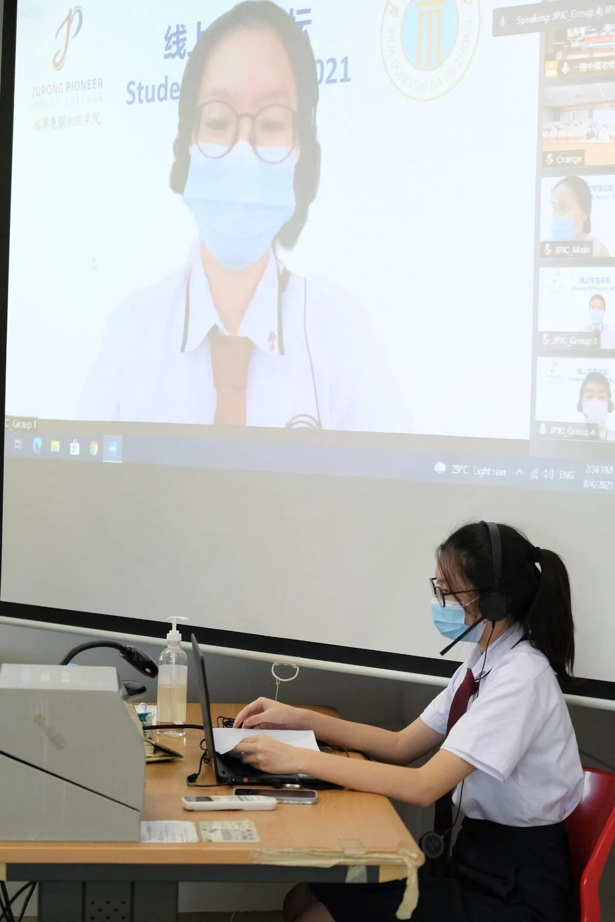 裕廊先驱初院的司仪为论坛做介绍。（裕廊先驱初院提供）