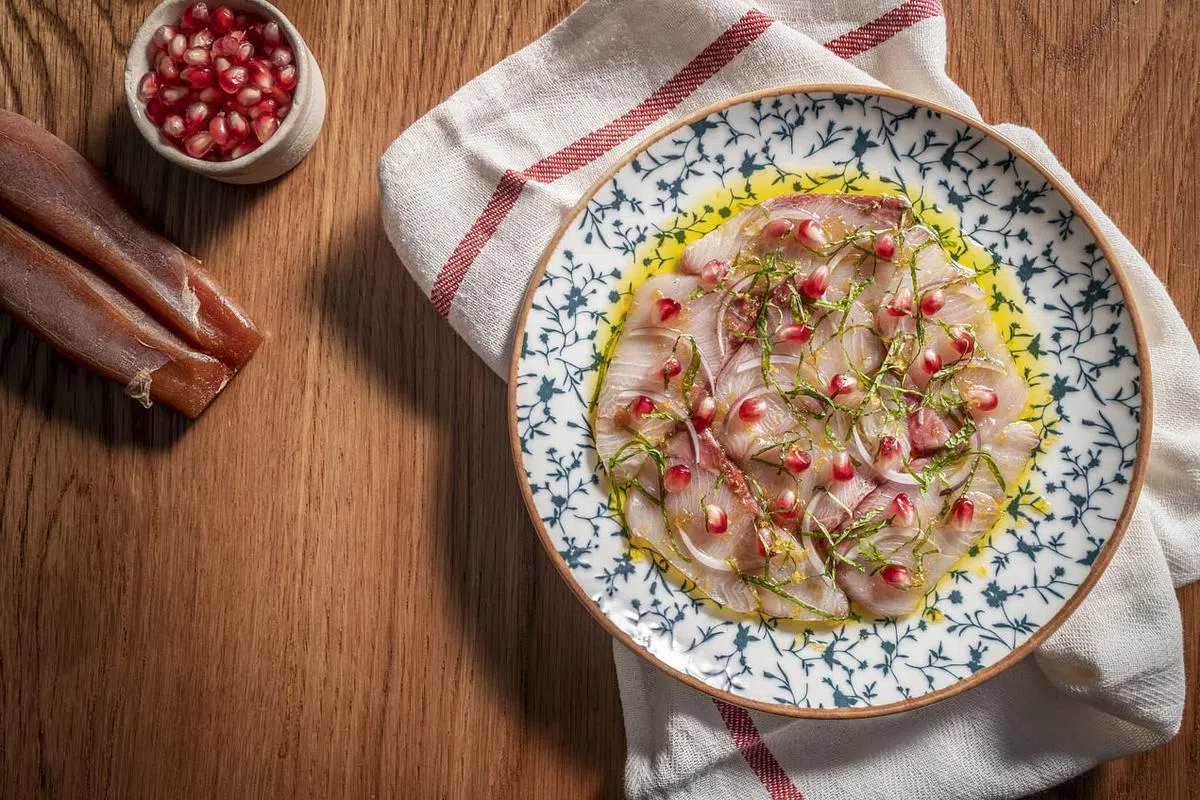 Hortus鲜甜的琥珀鱼生鱼片。