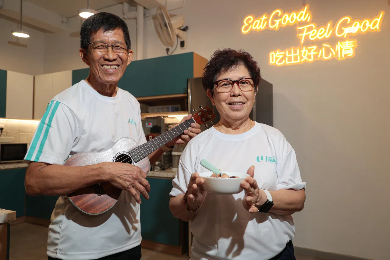 张国财（左）和李赛娇都在红山景第117座组屋的职总保健合作社活跃乐龄中心找到自己喜欢的活动，结交许多新朋友。（李冠卫摄）