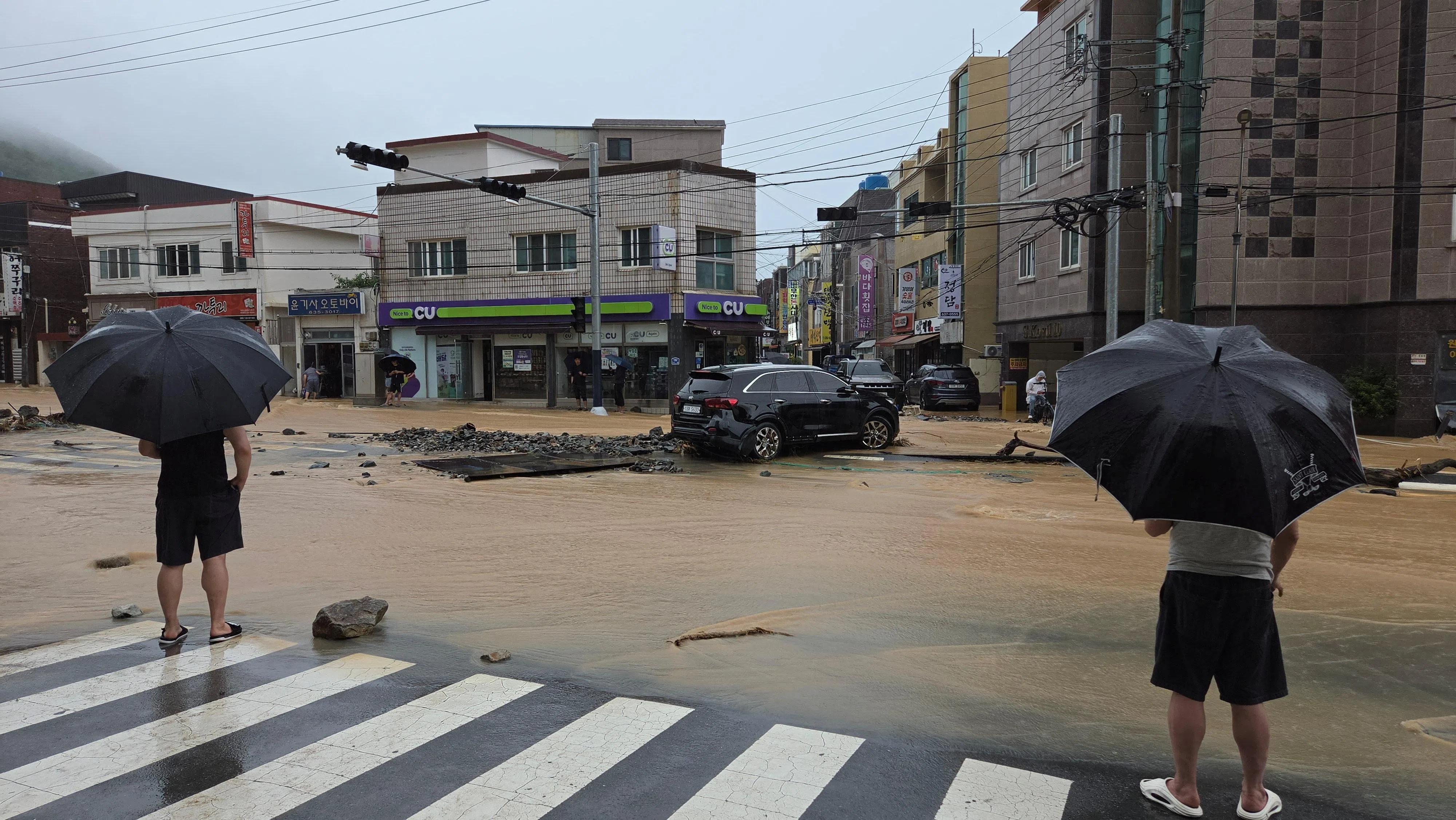 8月17日，韩国巨济市满街泥泞洪水。（路透社）