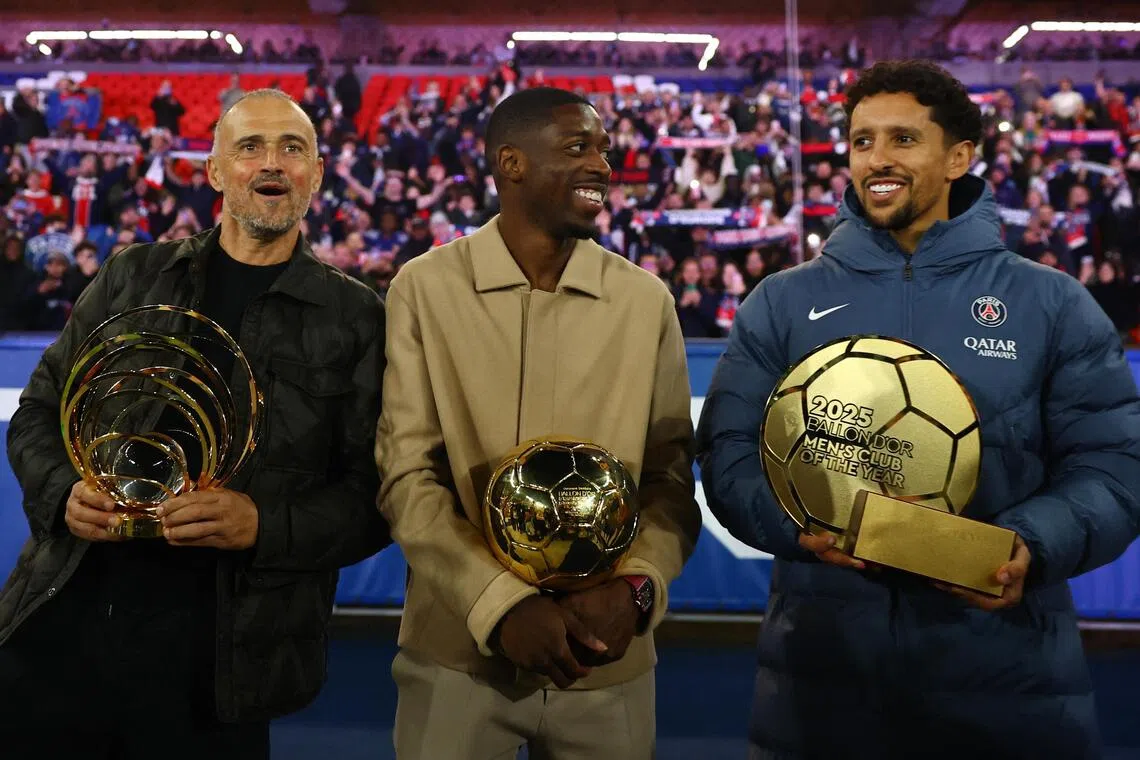 在上场对欧塞尔的比赛中，PSG主帅恩里克（左）、前锋登贝莱（中），以及中卫兼队长马尔基尼奥斯（右）分别展示2025年最佳男子教练奖、金球奖，以及最佳男子足球俱乐部奖。登贝莱和马尔基尼奥斯都遭遇伤病影响，此役对巴塞无法出战。（路透社）