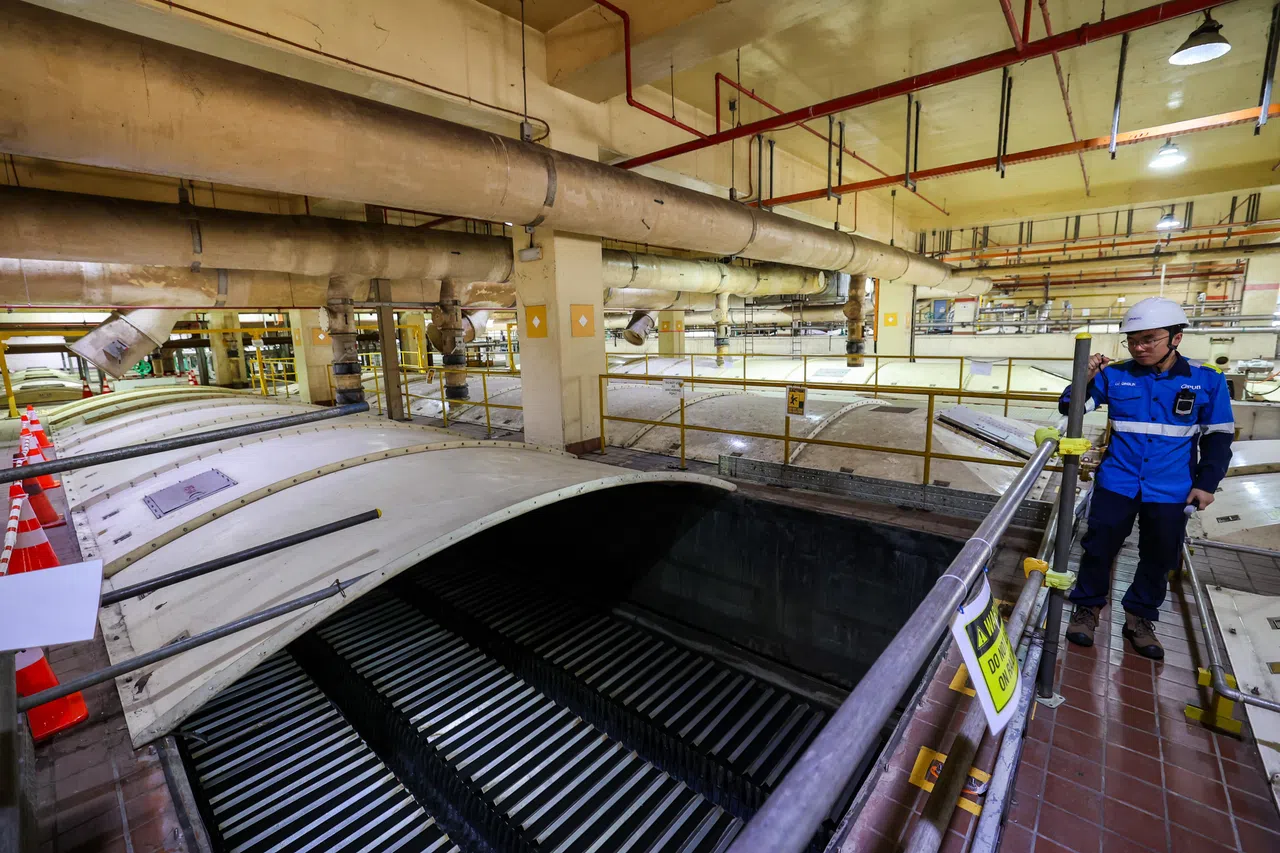 由政府机构主办的导览活动，有公用事业局的公共排水系统和乌鲁班丹供水回收厂之旅。（陈斌勤摄）