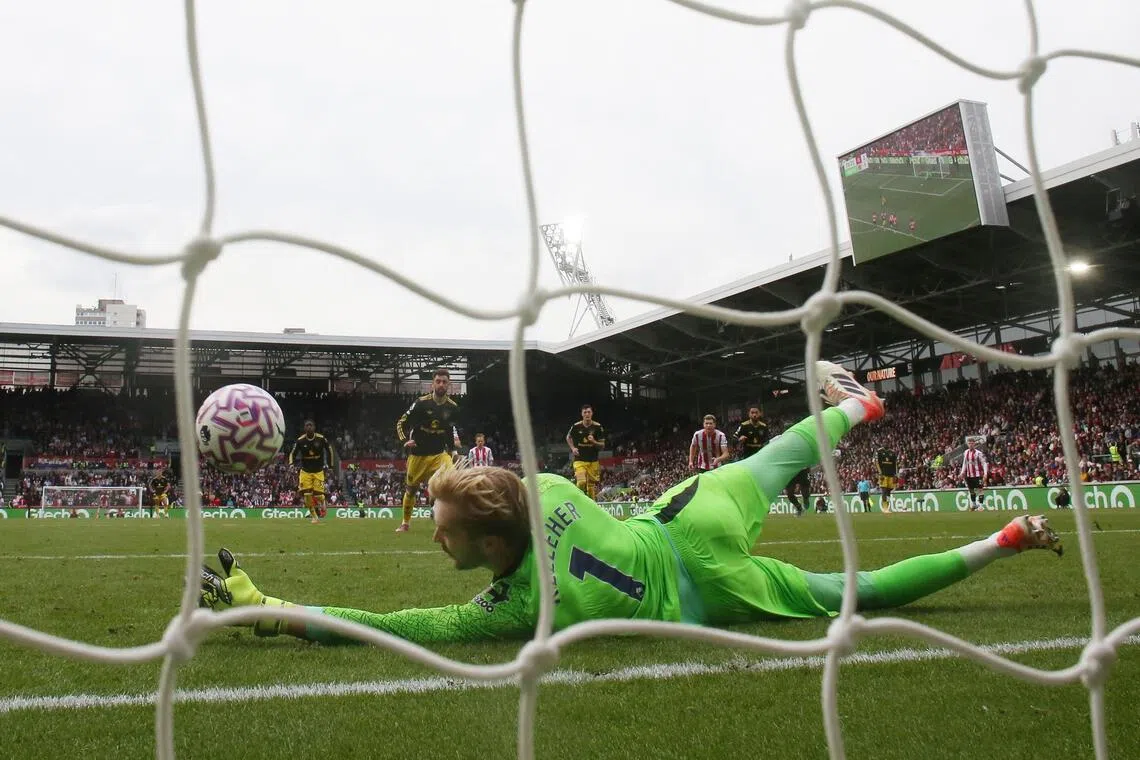 曼联队长费尔南德斯的罚球，被布伦特福德门将凯莱赫猜对方向轻松扑出。（路透社）