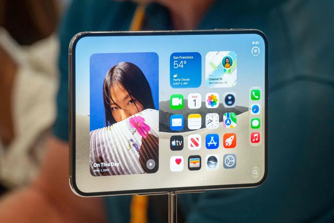 iPhone Duo展开后是一块7.6英寸显示屏。（法新社）