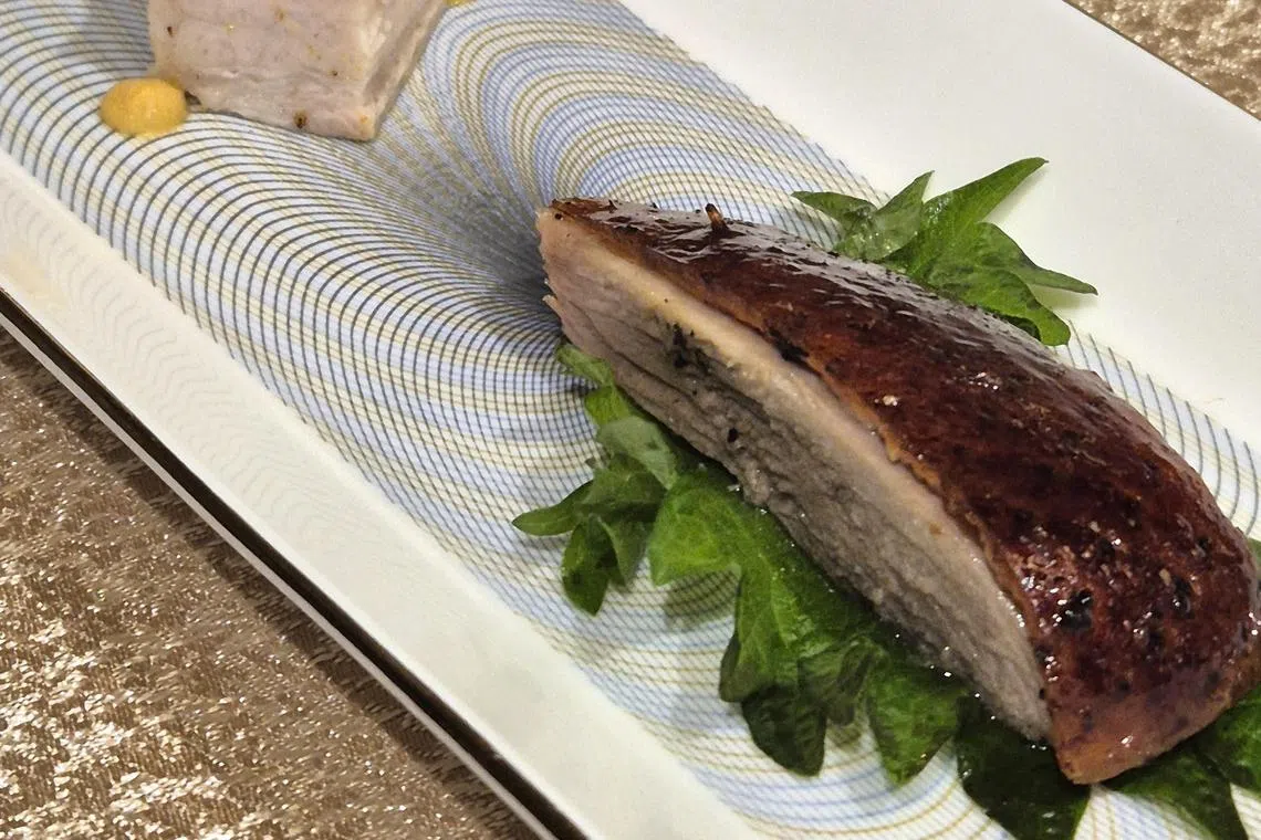 桃苑的经典烧味黑松露脆皮烧鸭与香脆烧肉方块。（陈爱薇摄）