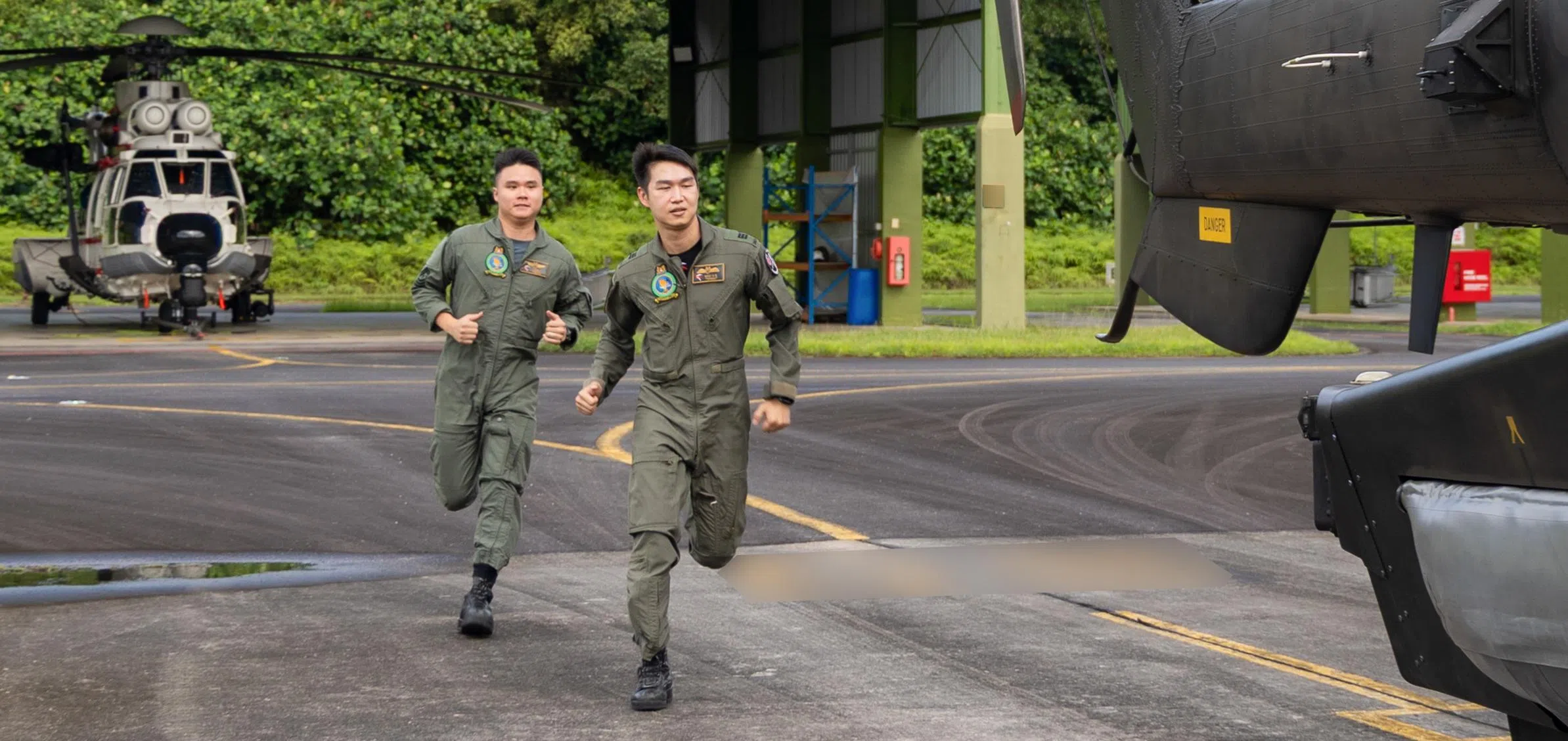 2023年12月31日清晨，第125中队搜救飞行员许劭恺上尉（右）在睡梦中被电话惊醒，接到紧急动员令，必须在15分钟内升空，执行一项海上医疗后送任务。（吴先邦摄）