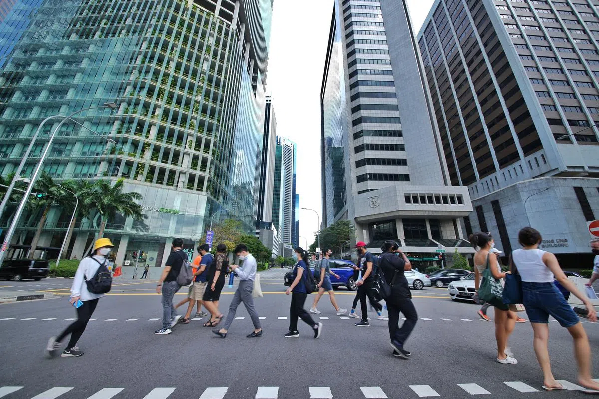 中央商业区一带上班族。（档案照）