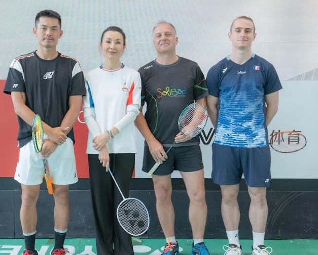 张曼玉（左二）与林丹（左一）拍档，迎战法国羽毛球手Alex Lanier及Raphael Sachetat。（互联网）