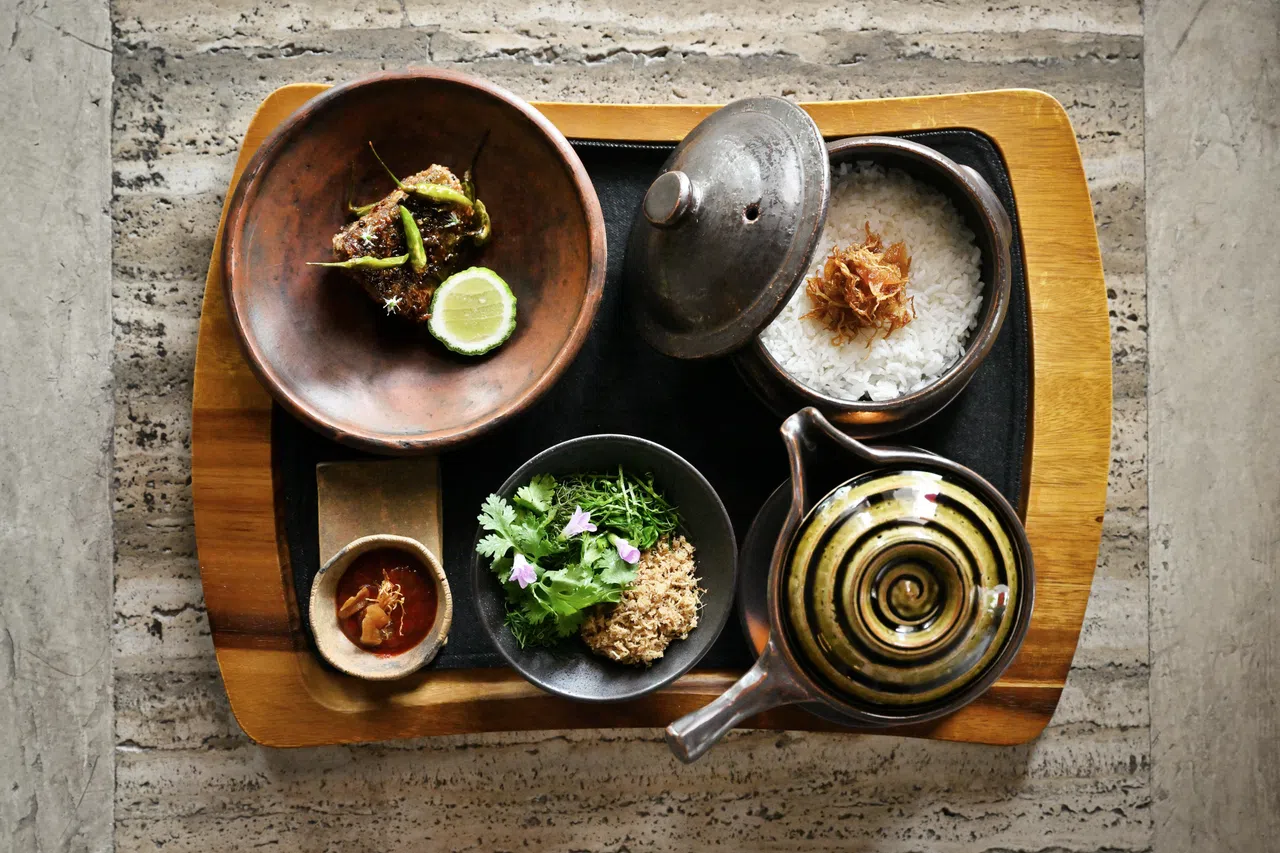 鱼汤配香草饭是Restaurant Fiz午餐菜单的主食之一，鱼肉经Pekasam马来传统腌鱼技术腌制。（餐馆提供）