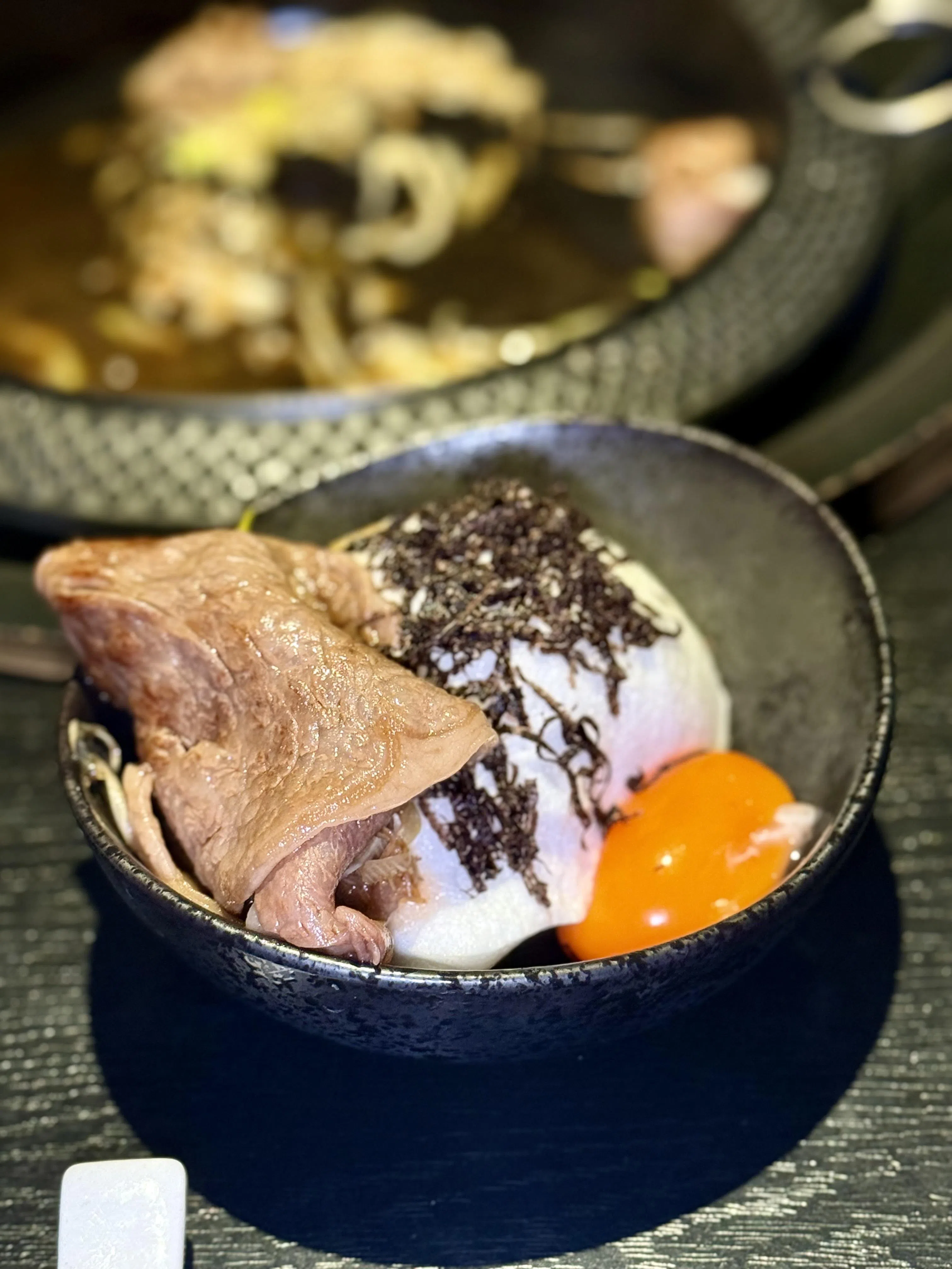 炙烧寿喜烧搭配松露蛋黄酱，层次更显丰厚，却不掩盖牛肉本身的鲜甜。（叶晓虹摄）