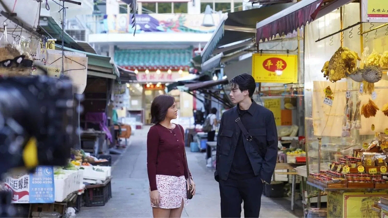 《平行天空下》由菲律宾女星詹妮拉萨尔瓦多（左）和泰国男星梅塔文·欧帕西安卡琼主演。（28 Squared Studios提供）