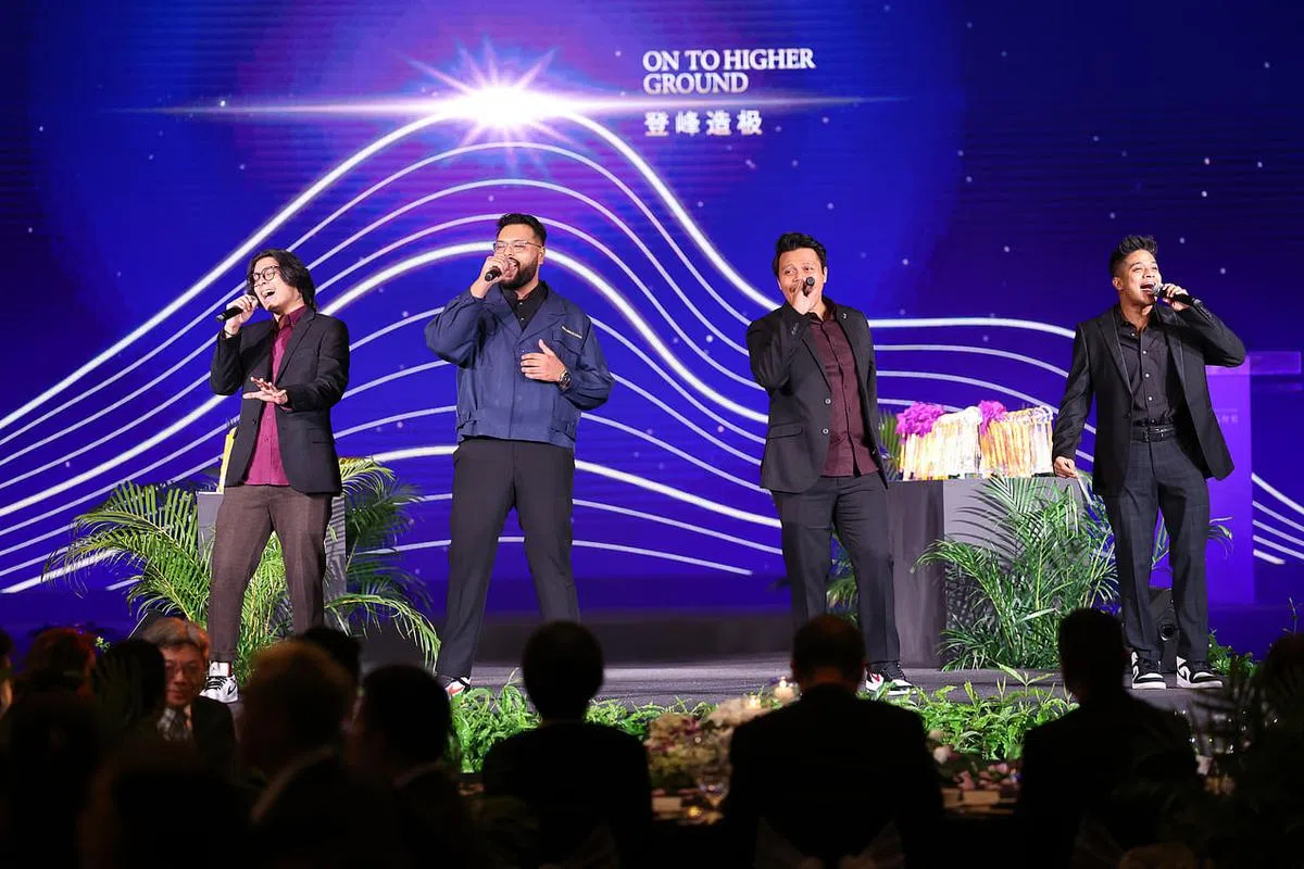 歌手带来多首经典歌曲，炒热现场气氛。（蔡家增 摄）