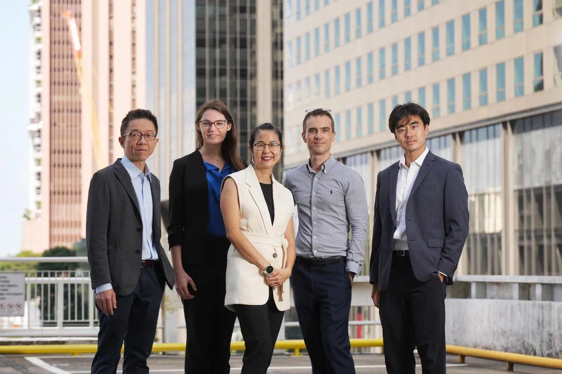 国际能源署区域合作中心由陈思恩（中）领导，团队包括高级能源分析师佩拉帕特（Peerapat Vithayasrichareon，左一）和罗培立（Philippe Rose，右二），以及能源分析师娜琳（Natalie Kauf，左二）和滕英伦。（谢智扬摄）