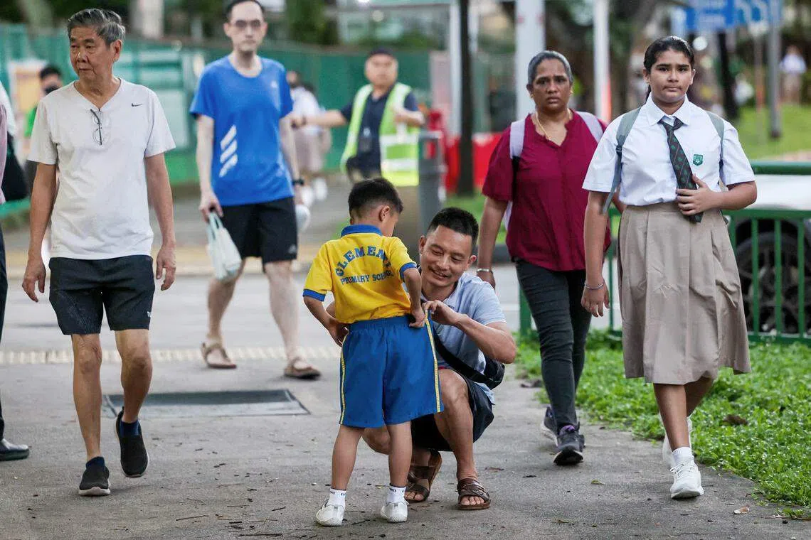 又是一年开学季，3万多名小一新生踏上新的小学学习之旅，也有不少父母在开学第一天亲自带孩子到学校报到。（陈斌勤摄）