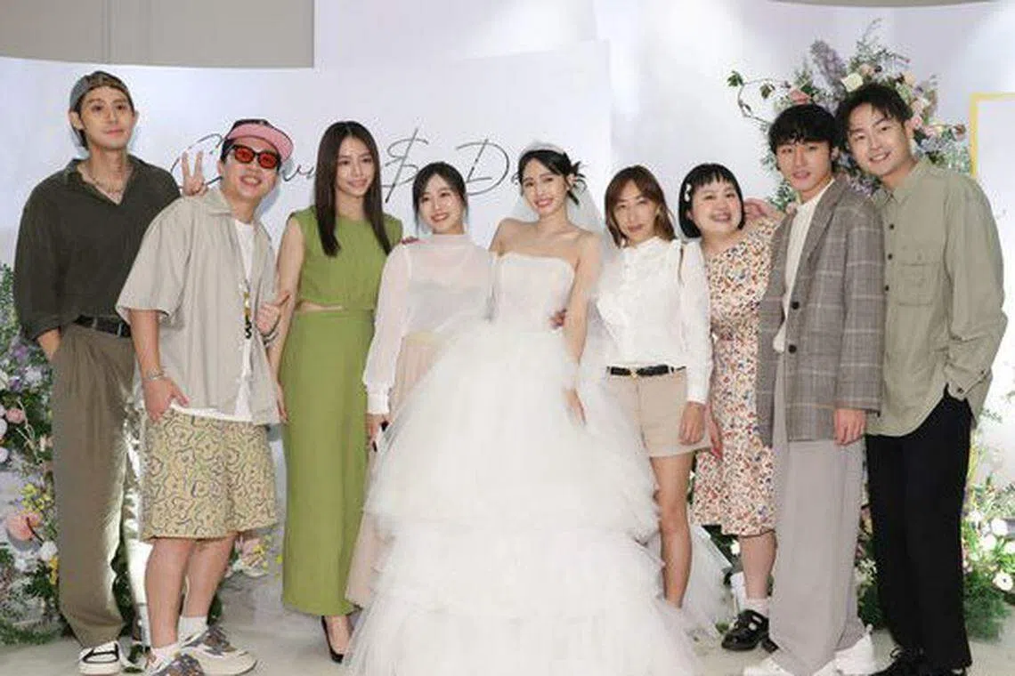 《我的少女时代》剧组合照：李玉玺（左起）、张立东、宋芸桦、郑茵声、简廷芮、陈玉珊、大文、许展荣、大鹤林鹤轩。 （互联网）