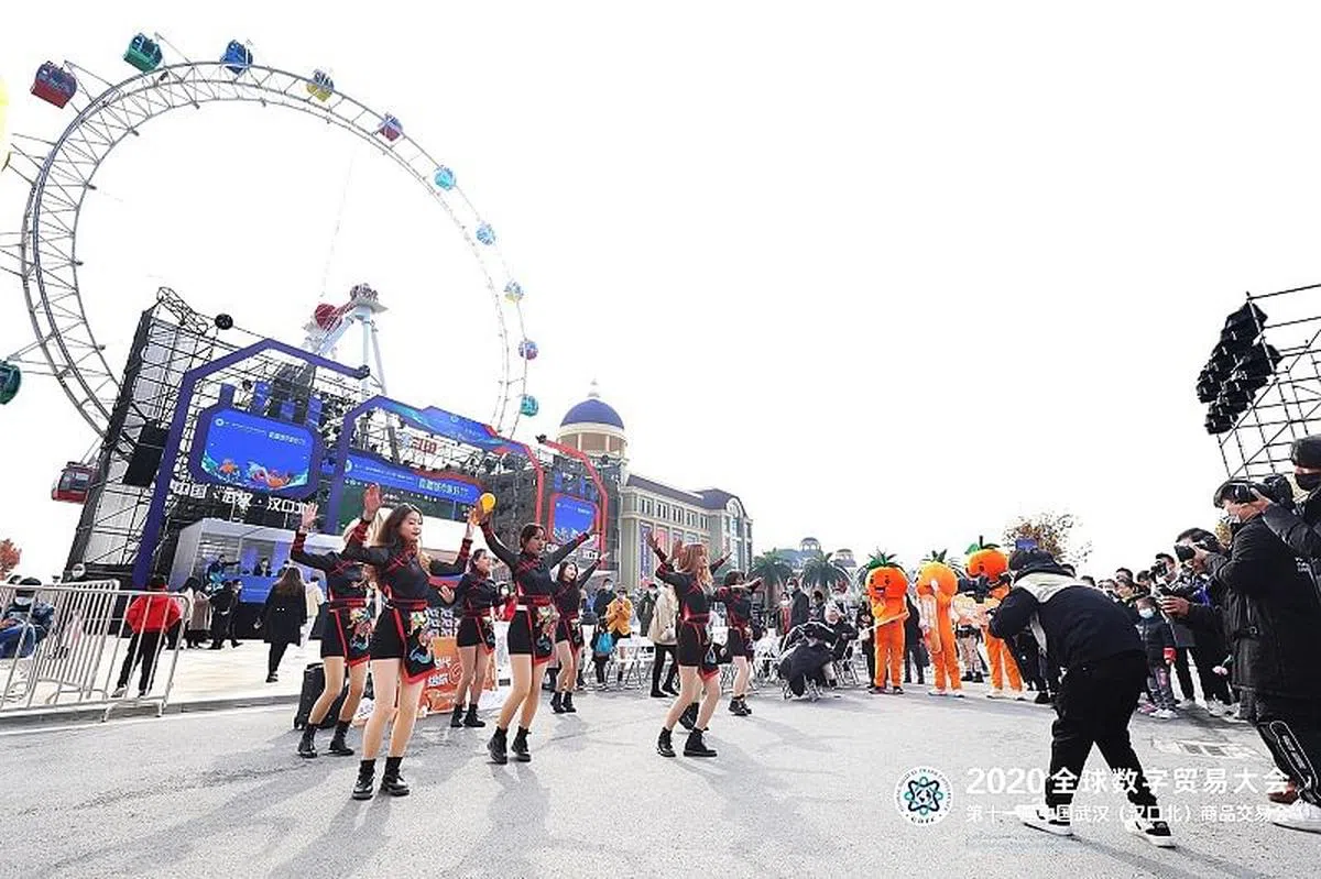 去年，大会场内场外的活动热闹。（图／卓尔集团提供）