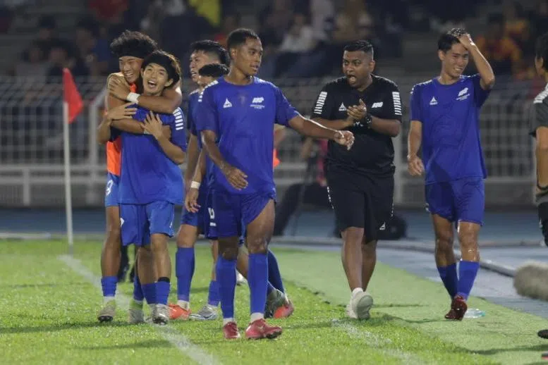 效力于本地球队新瀉阿比雷斯的日本中场横畑匠海（左二）在上半场补时扳平比分，可惜还是功亏一篑。（新加坡足球总会提供）