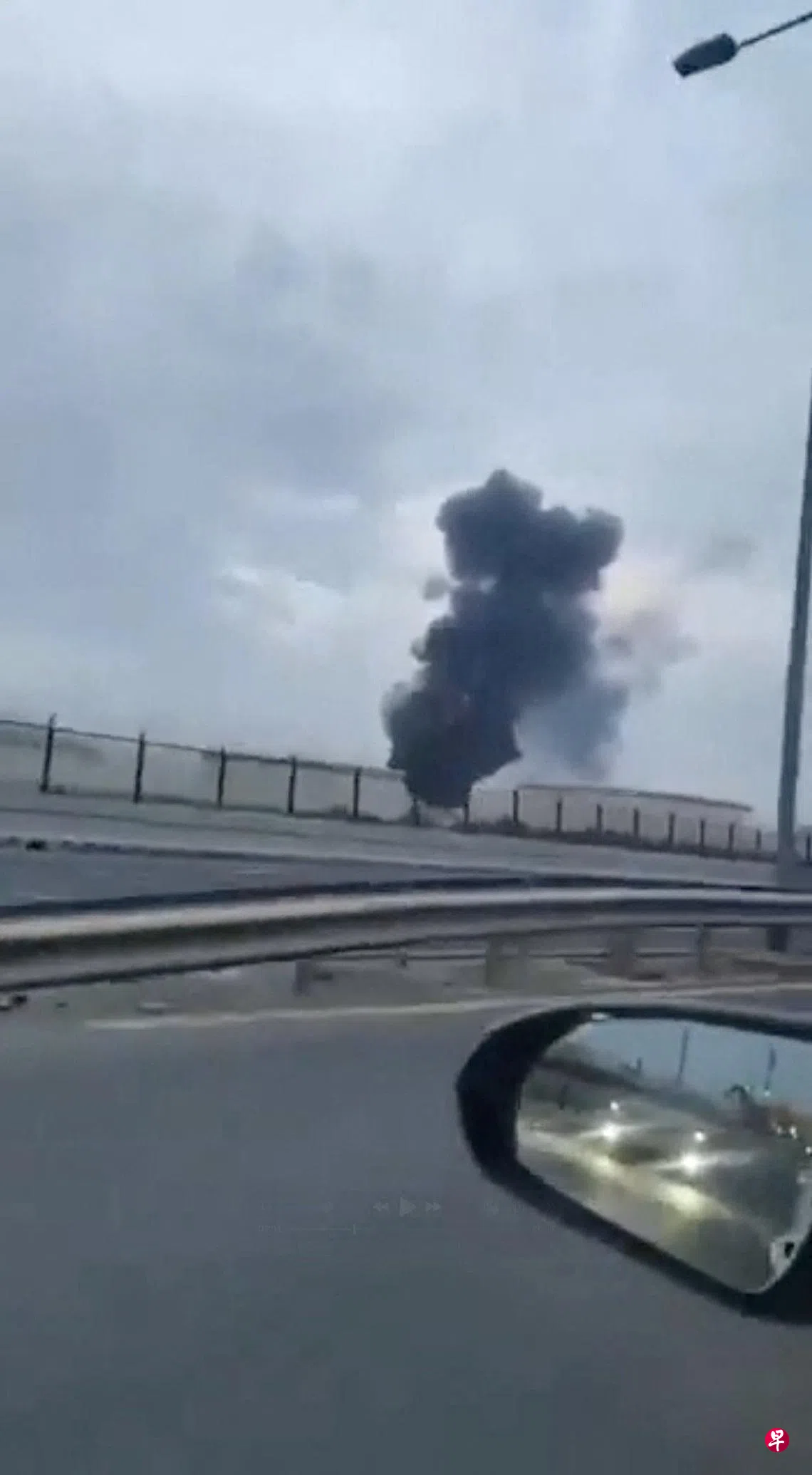 巴林的国家能源公司Bapco Energies星期天（4月5日）说，伊朗发动的无人机袭击引发一座储油罐起火，冒出滚滚黑烟，火势随后被扑灭，无人受伤。 （路透社）