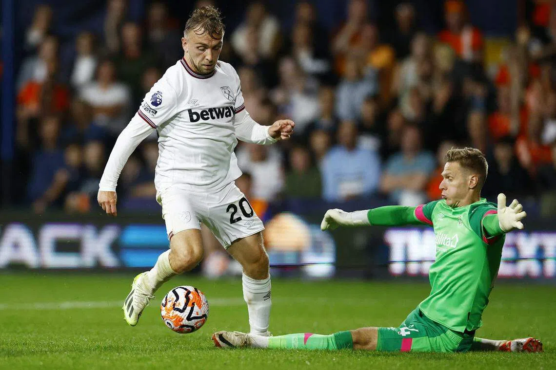 西哈姆前锋博文（20号）带球越过门将，试图攻门。本赛季四场比赛过后，博文已攻入三个进球，是队内最佳射脚。（路透社）