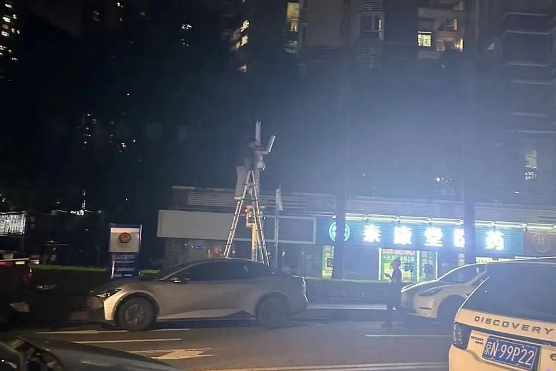 有深圳市民看到，星期四晚上，有关当局在深圳日本人学校外，靠近案发现场的工业八路的地方安装了监控设备。（《联合早报》受访者提供）